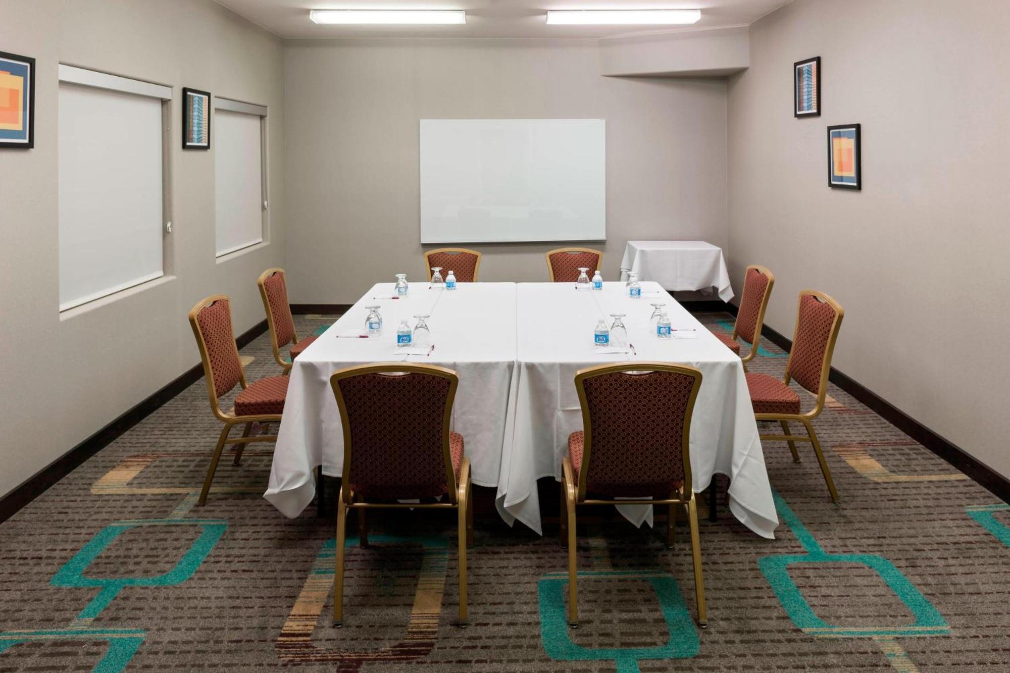 Fairfield By Marriott Valencia Hotel