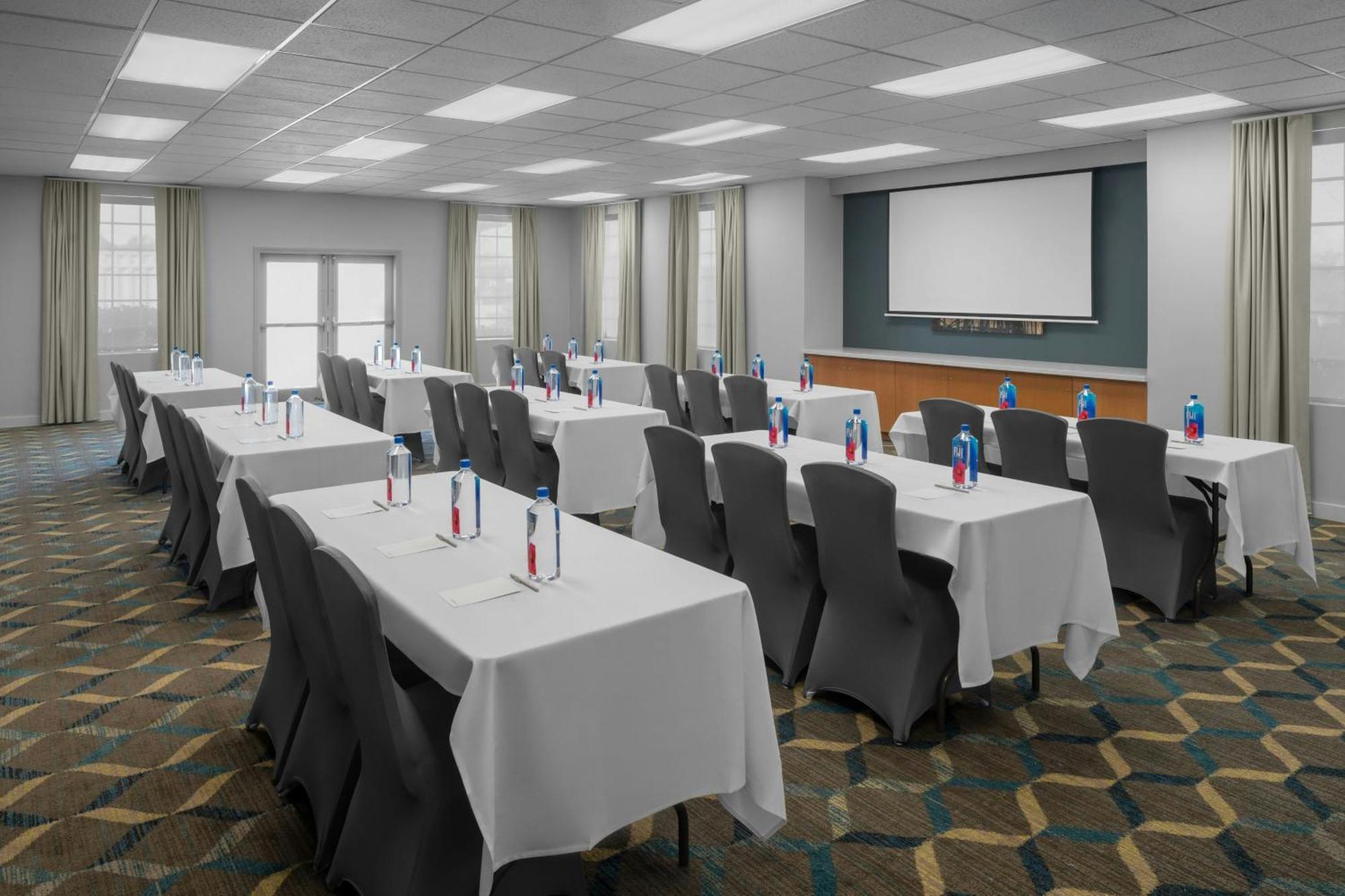 Fairfield By Marriott Valencia Hotel