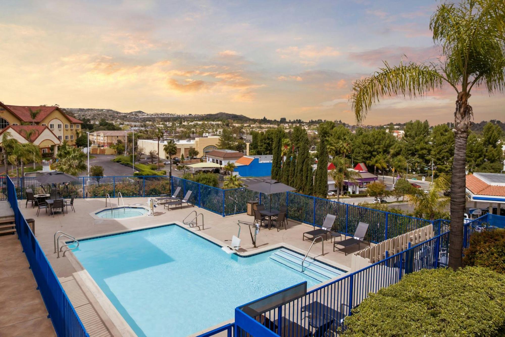 Fairfield By Marriott Valencia Hotel 3*